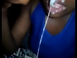 Chica negra se come los mocos